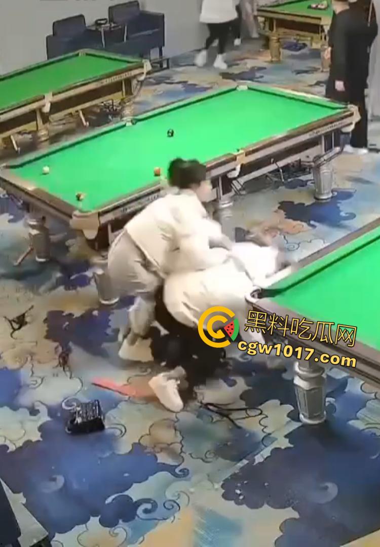 吉林台球厅女孩砍人 双刀双子星暴怒互砍 两个白衣小妹拿刀狂砍黑衣小妹 手持砍刀狂暴100秒