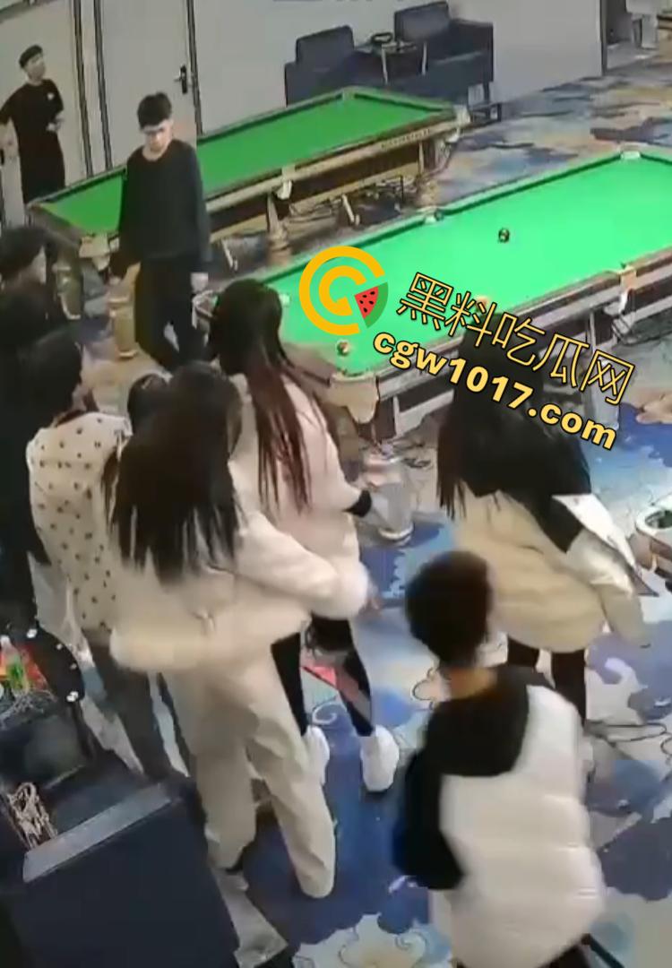 吉林台球厅女孩砍人 双刀双子星暴怒互砍 两个白衣小妹拿刀狂砍黑衣小妹 手持砍刀狂暴100秒