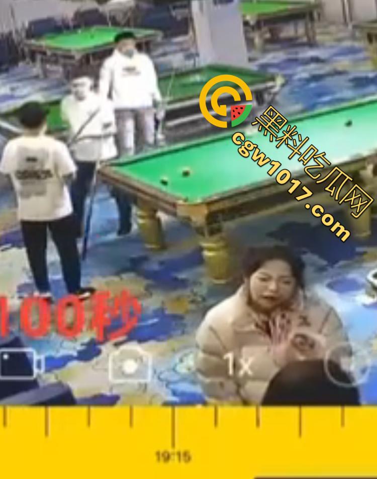 吉林台球厅女孩砍人 双刀双子星暴怒互砍 两个白衣小妹拿刀狂砍黑衣小妹 手持砍刀狂暴100秒