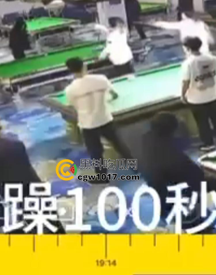 吉林台球厅女孩砍人 双刀双子星暴怒互砍 两个白衣小妹拿刀狂砍黑衣小妹 手持砍刀狂暴100秒