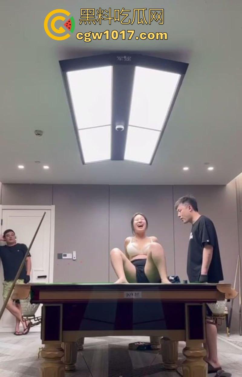 江苏东台名爵台球厅神级活动!与一杆清台送巨乳母狗陪睡,台球宝贝口交爆操,表面是正规台球厅实际就是大型卖淫场所!