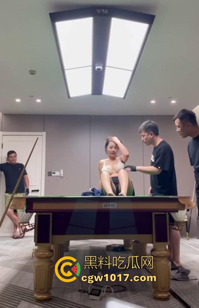 江苏东台名爵台球厅神级活动!与一杆清台送巨乳母狗陪睡,台球宝贝口交爆操,表面是正规台球厅实际就是大型卖淫场所!