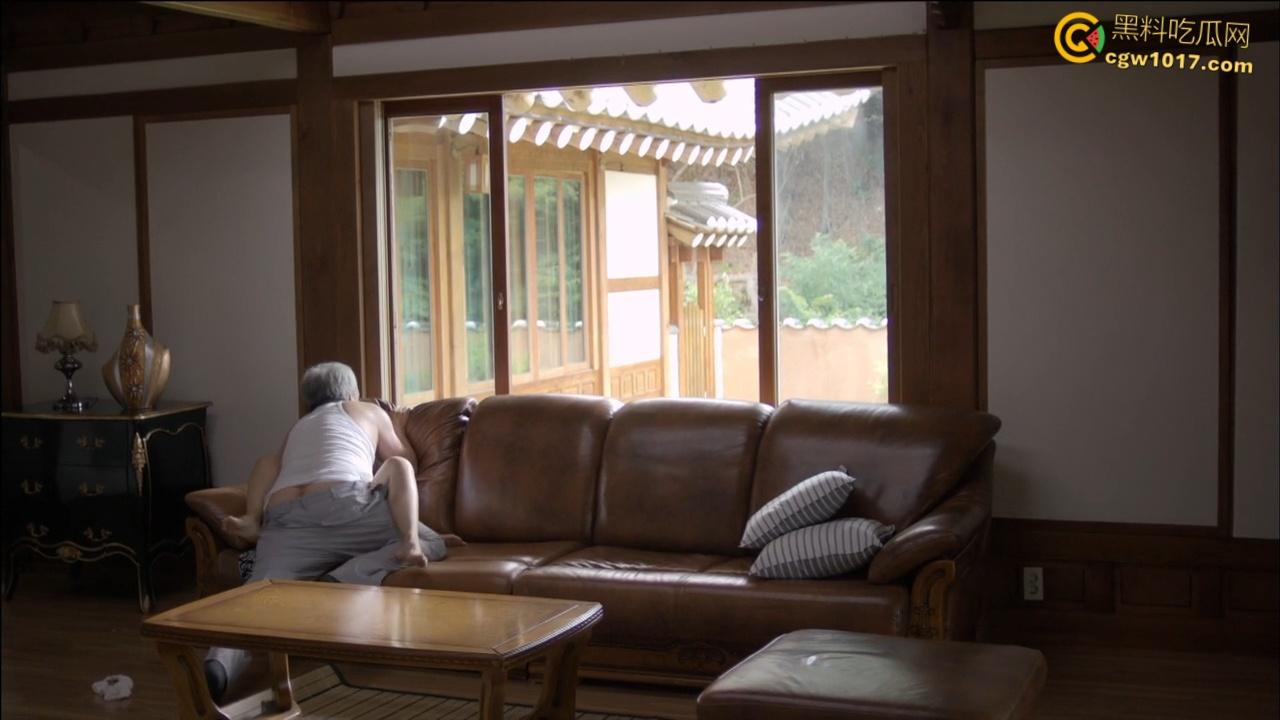 韩国高清伦理片《卑劣的交易 》,妻子为丈夫寻求眼角膜,被老头一次又一次无情内射后,憋屈的妻子做爱时杀害老头!