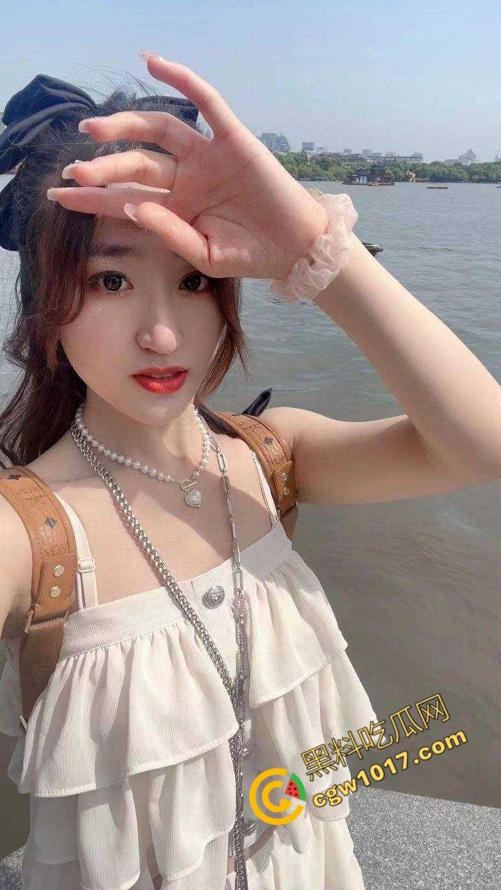 沈阳豪乳少妇【邓佳蕾】的淫荡诱惑:3P狂欢,狗绊式狂操,汁水四溅,欲仙欲死,疯狂放纵!