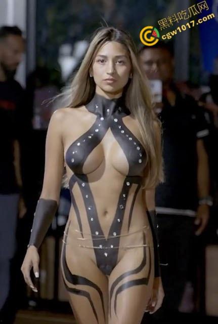 2025迈阿密泳装周【Farnello】胶带秀零布料全裸勾魂,金发超模乳臀春光乍泄,私处若隐若现,欲望炸裂T台!