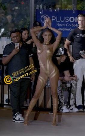 2025迈阿密泳装周【Farnello】胶带秀零布料全裸勾魂,金发超模乳臀春光乍泄,私处若隐若现,欲望炸裂T台!