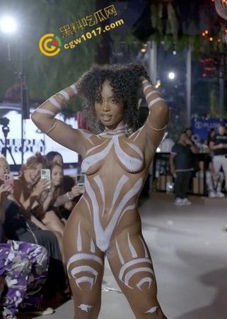 2025迈阿密泳装周【Farnello】胶带秀零布料全裸勾魂,金发超模乳臀春光乍泄,私处若隐若现,欲望炸裂T台!