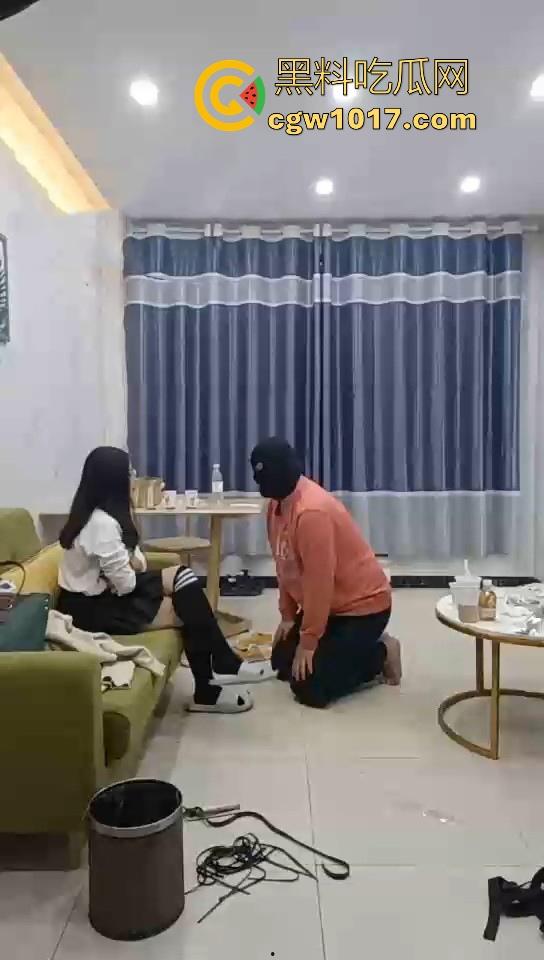 不良小妹调教自己的肥宅男奴,暴力美学性爱,舔鞋舔脚都是基本操作,小胖狗乖乖的听话只为得到女主人的怜悯!