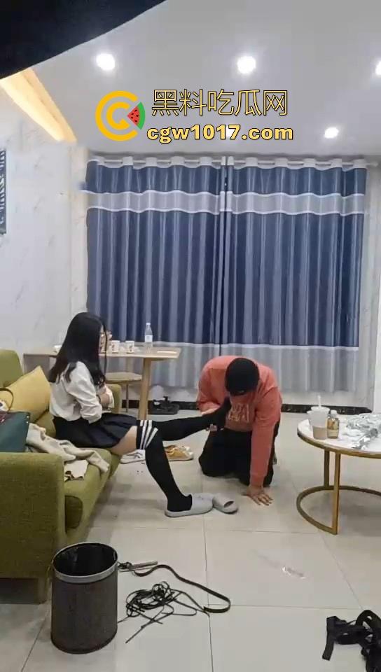 不良小妹调教自己的肥宅男奴,暴力美学性爱,舔鞋舔脚都是基本操作,小胖狗乖乖的听话只为得到女主人的怜悯!