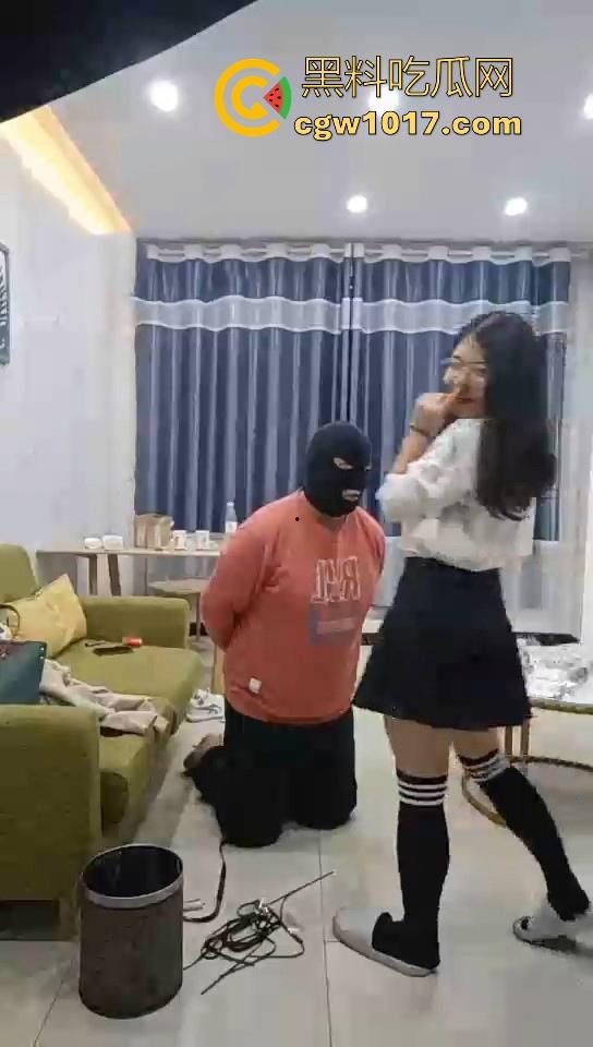 不良小妹调教自己的肥宅男奴,暴力美学性爱,舔鞋舔脚都是基本操作,小胖狗乖乖的听话只为得到女主人的怜悯!