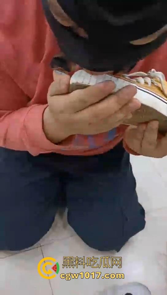 不良小妹调教自己的肥宅男奴,暴力美学性爱,舔鞋舔脚都是基本操作,小胖狗乖乖的听话只为得到女主人的怜悯!