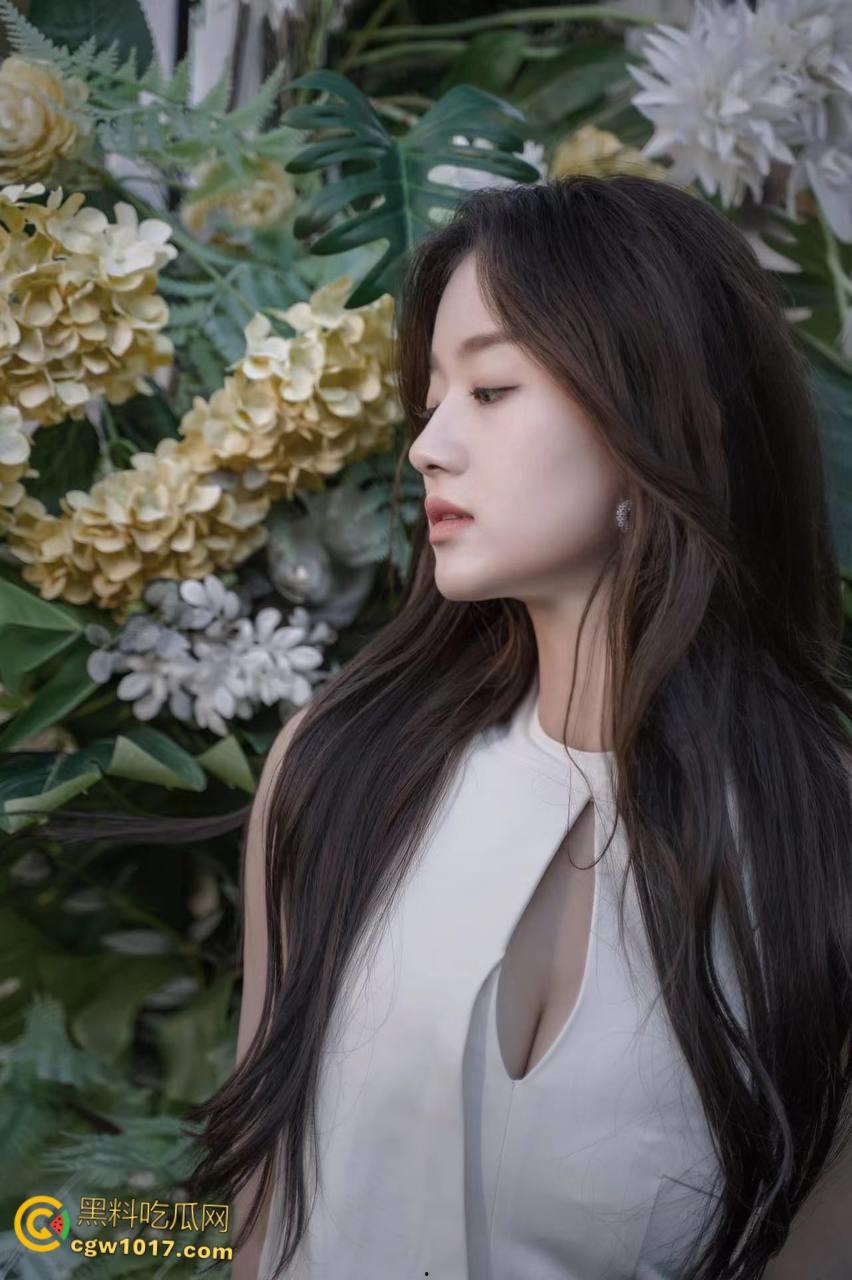 清纯学生妹【李紫涵】,被男友调教自拍泄露,被狗链绑住滴蜡调教,跪在地上口爆榨精,可甜可骚真乃极品!