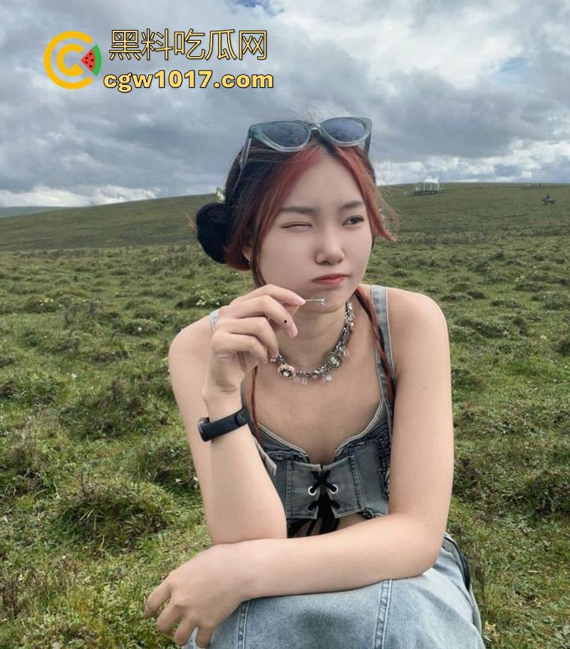 武汉大学英语系学姐【魏美丽】约炮成瘾,看似清纯可爱,实则骚逼里早已灌满精液,被大屌操成母狗!