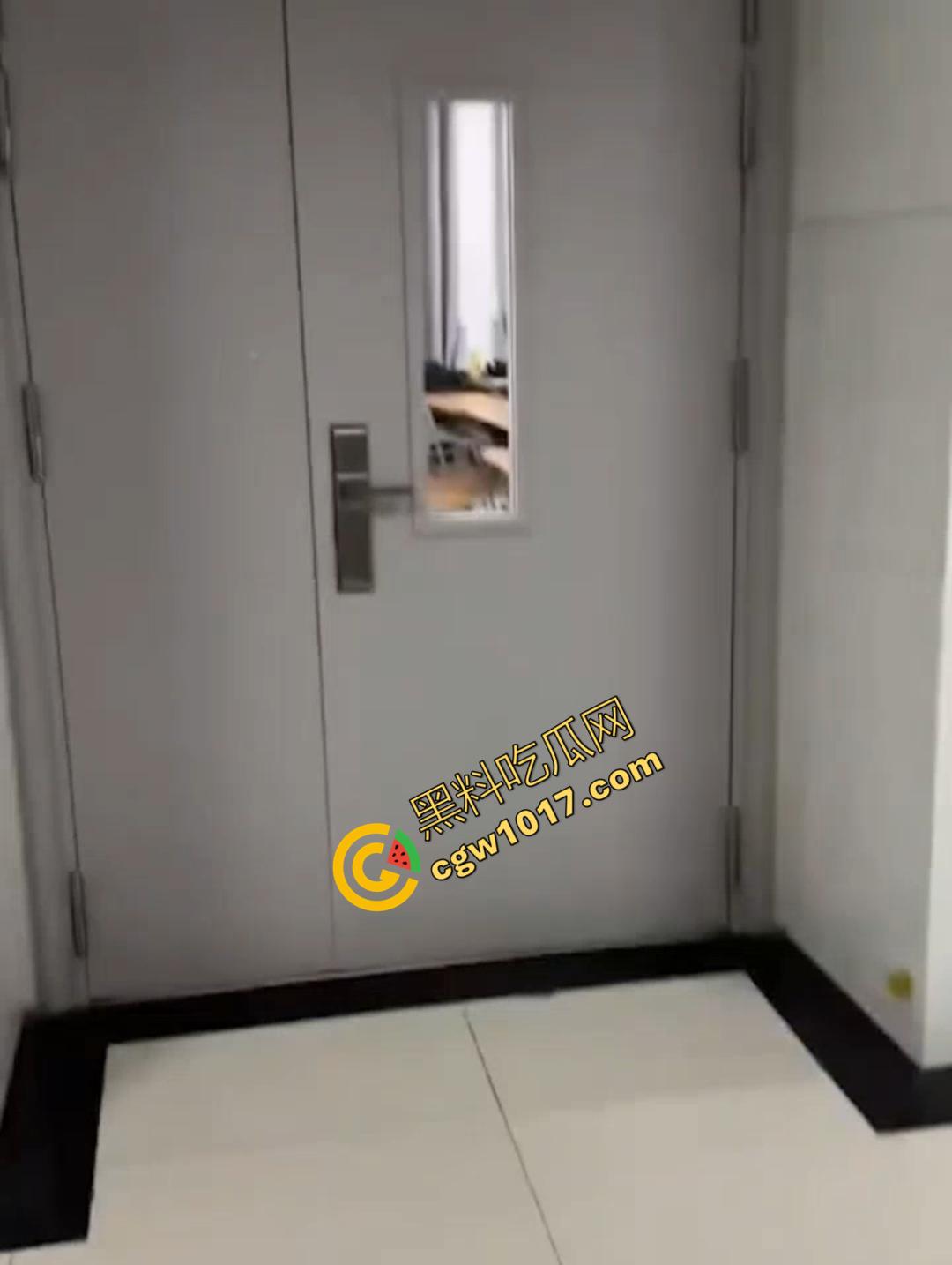 山东财大7409教室活春宫!晚自习女生桌下跪舔,被瓜友偷拍 视频在全校疯传!