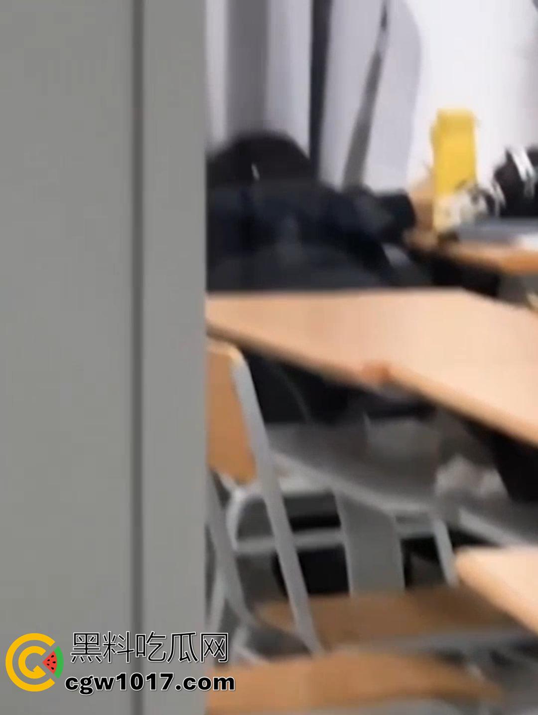 山东财大7409教室活春宫!晚自习女生桌下跪舔,被瓜友偷拍 视频在全校疯传!