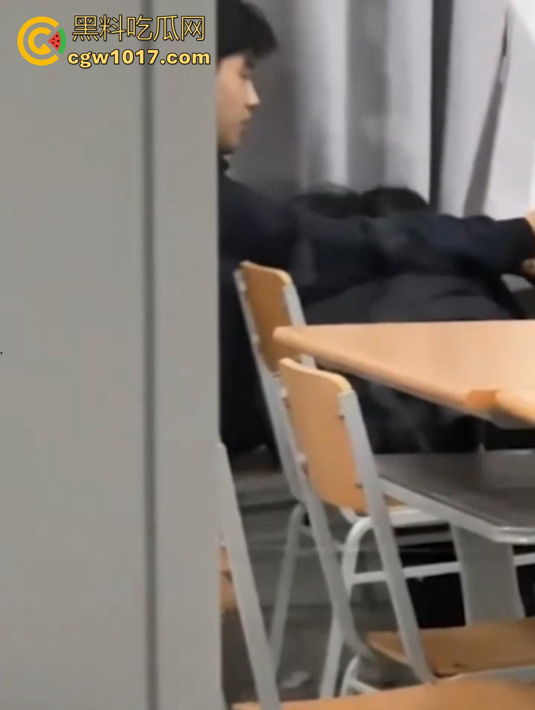 山东财大7409教室活春宫!晚自习女生桌下跪舔,被瓜友偷拍 视频在全校疯传!