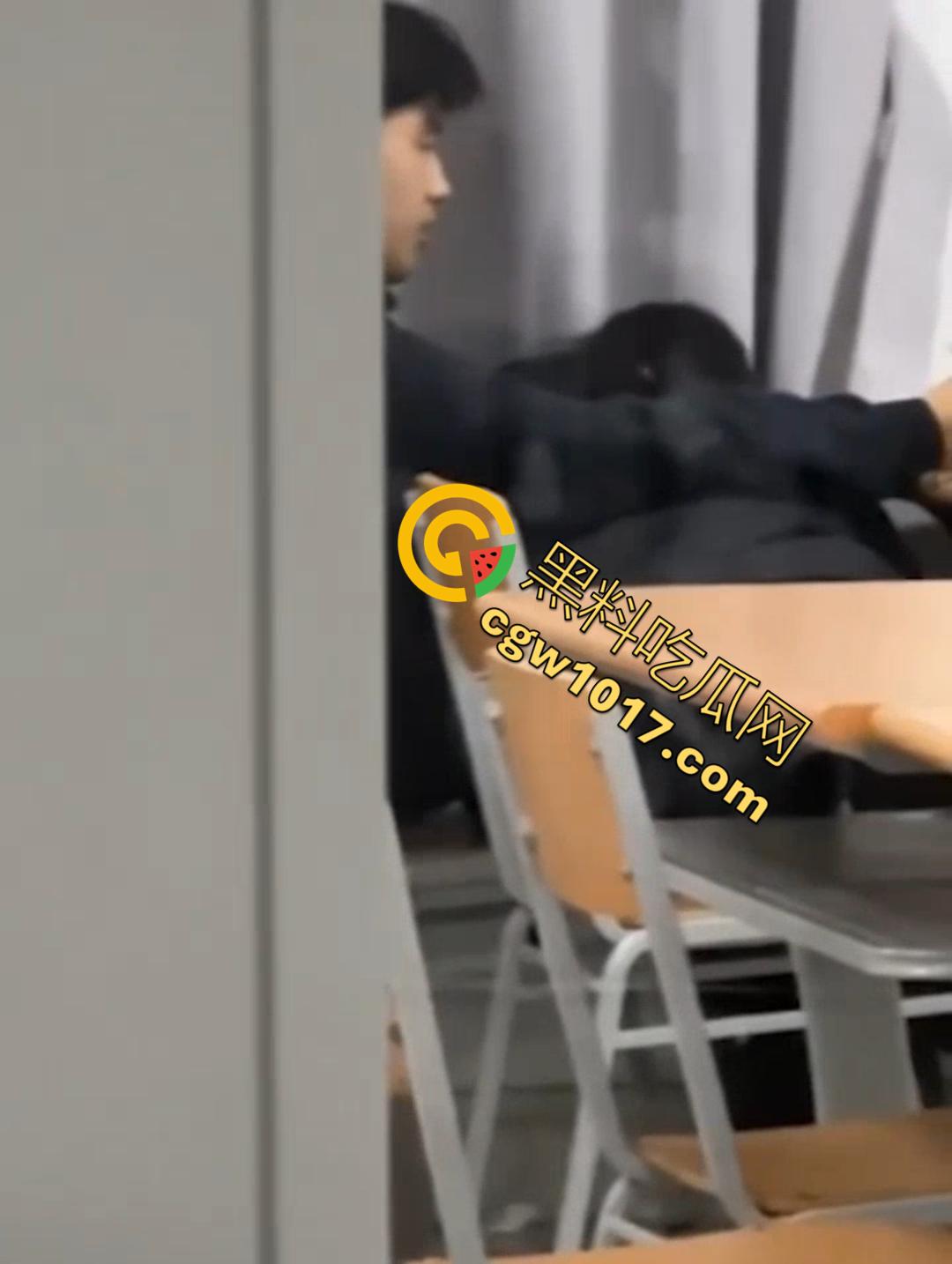 山东财大7409教室活春宫!晚自习女生桌下跪舔,被瓜友偷拍 视频在全校疯传!
