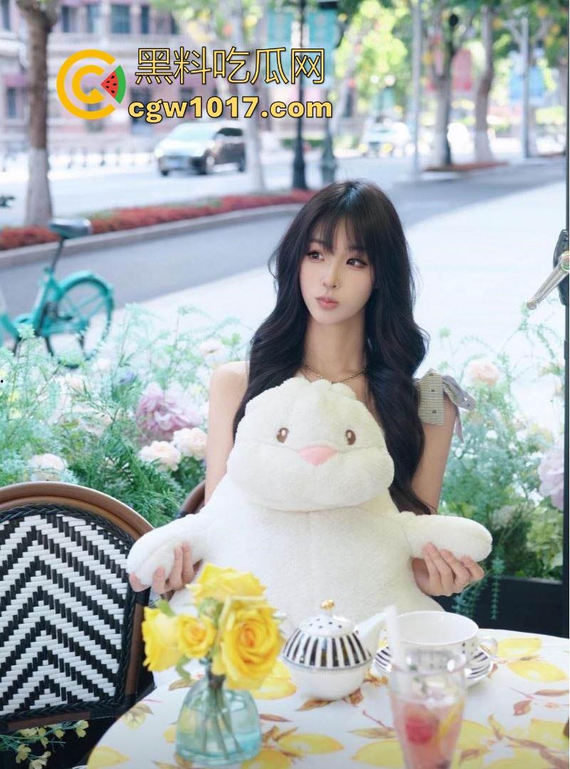 天津骚女【邵子畅】装欧洲女留哄骗富哥,天天约炮只为遇到哪个肯为她花钱的大冤种,骚逼早已雀黑无比!