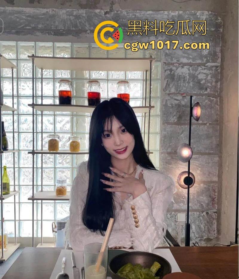 天津骚女【邵子畅】装欧洲女留哄骗富哥,天天约炮只为遇到哪个肯为她花钱的大冤种,骚逼早已雀黑无比!