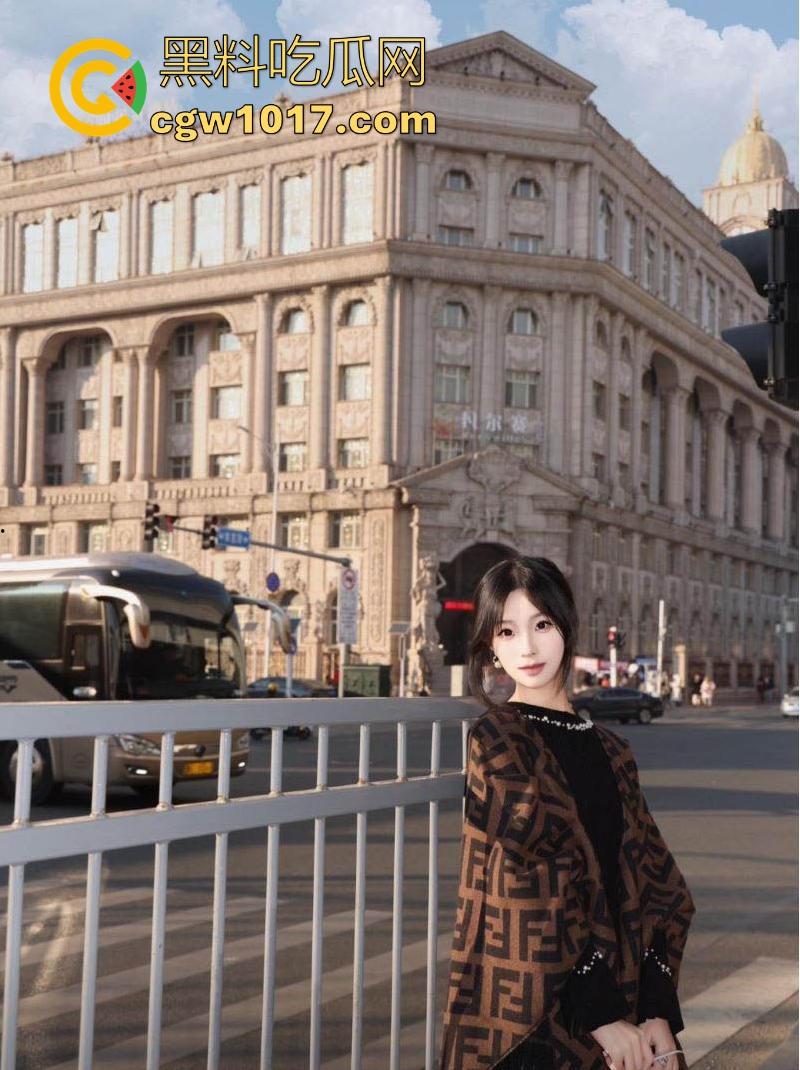 天津骚女【邵子畅】装欧洲女留哄骗富哥,天天约炮只为遇到哪个肯为她花钱的大冤种,骚逼早已雀黑无比!