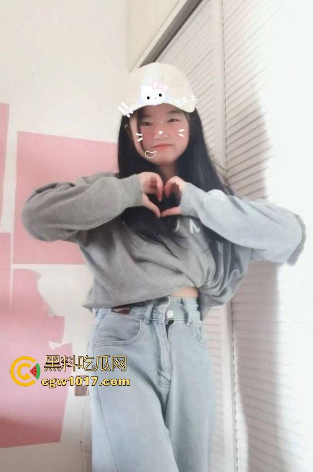 萝莉大学生趁爸妈不在家,大胆开麦展示光溜溜小嫩穴,天天喊下面痒死了,买不起自慰棒拿铅笔猛插B,不会铅中毒?