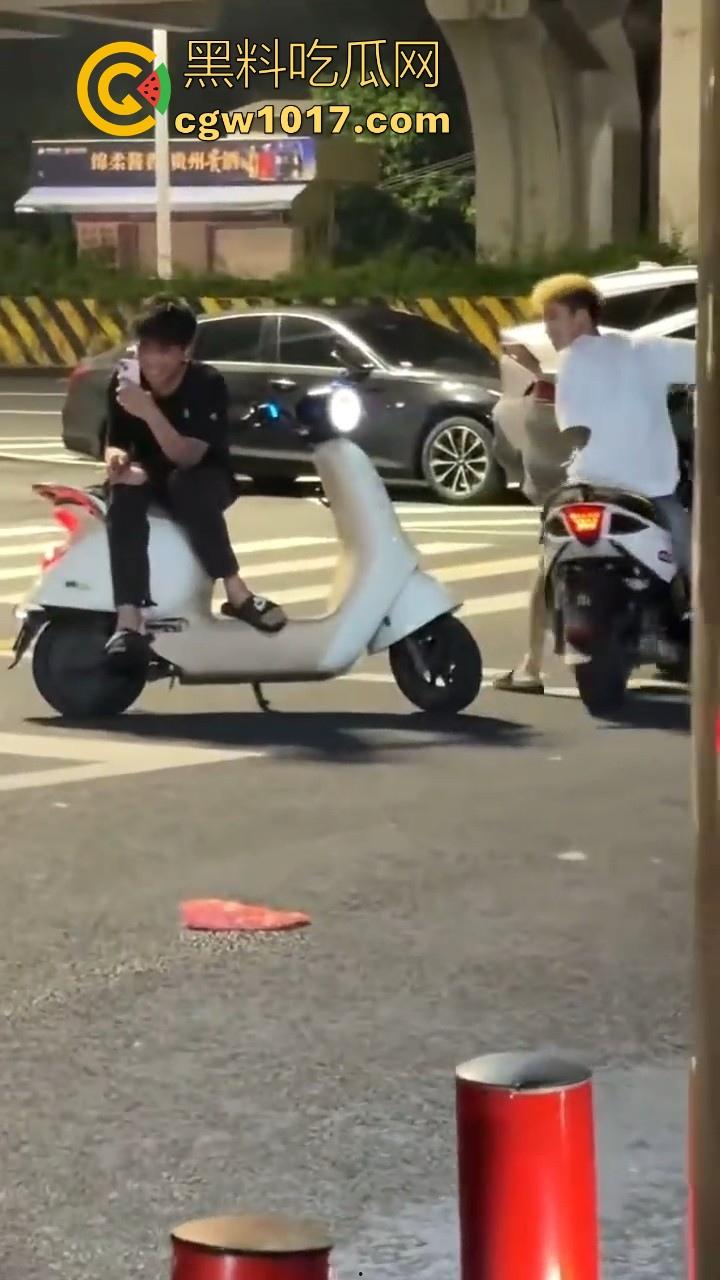 不用怀疑这就是精神小伙的日常操作,睡醒开鬼火搭小妹,游街结束随机解锁小妹酒店操逼,有时候你还不得不服气!