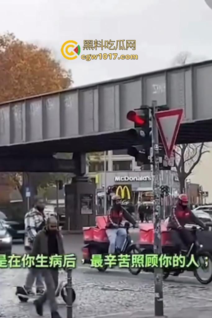 抖音【烨烨烨烨】外公去世还要去柏林游玩，亲人尸骨未寒就蓝天自拍，还蹭哀悼流量，如果外公还在世该多心寒啊！