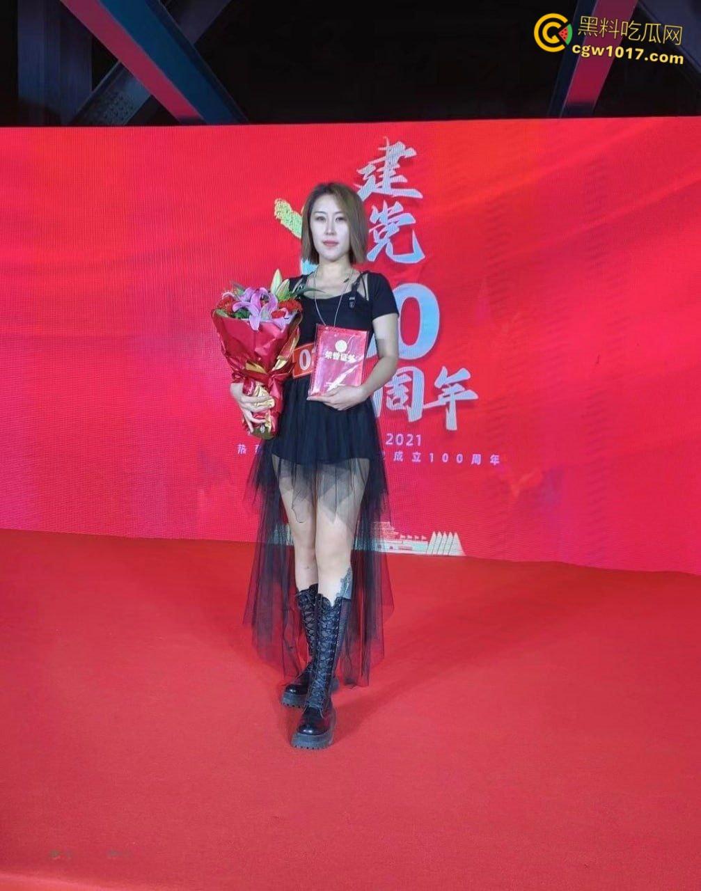 西安某公司优秀党员【方慧】,和单位领导开房偷情,还被领导pua不带套,穿着情趣制服被猛插内射!