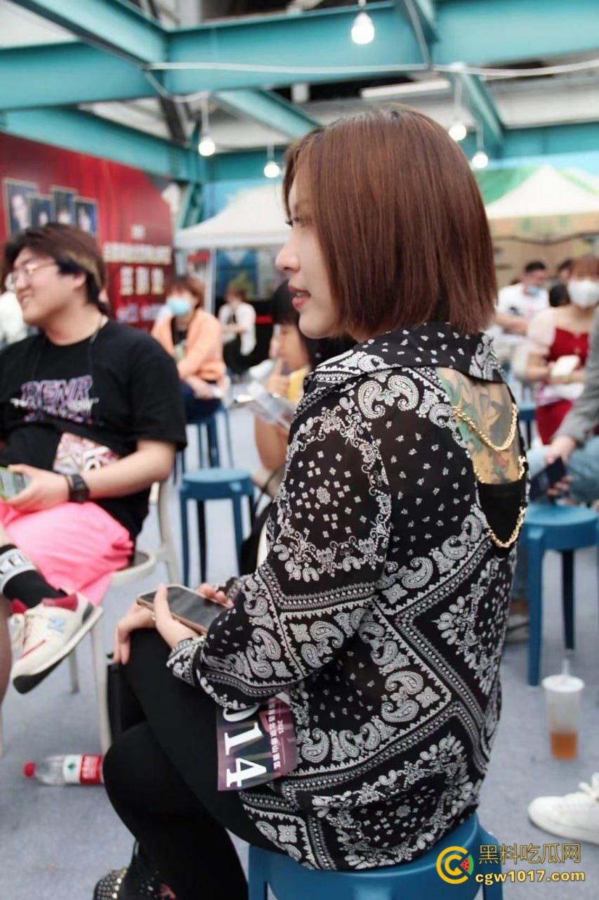 西安某公司优秀党员【方慧】,和单位领导开房偷情,还被领导pua不带套,穿着情趣制服被猛插内射!