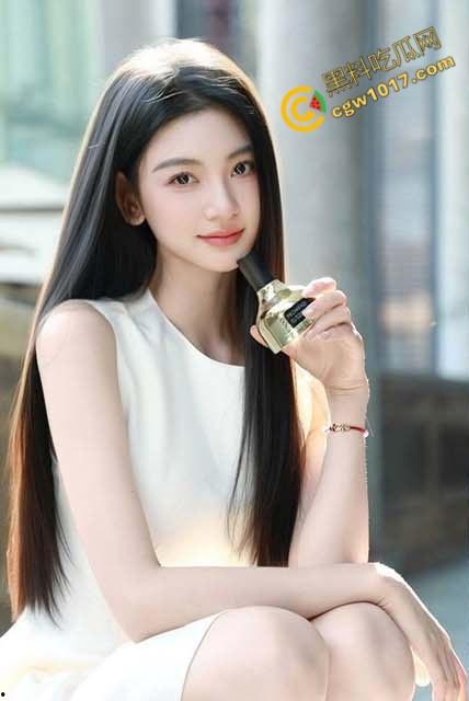 嫂子窗前偷香，春光乍泄！惊见偷拍刺激，水润桃源更诱人，转战房间后，窗外窥人更添情火！