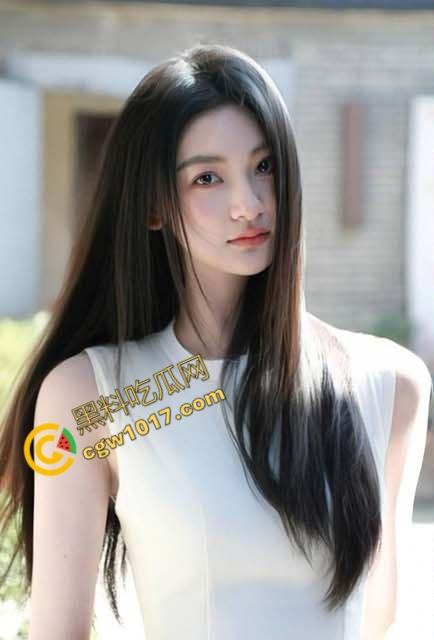 嫂子窗前偷香，春光乍泄！惊见偷拍刺激，水润桃源更诱人，转战房间后，窗外窥人更添情火！