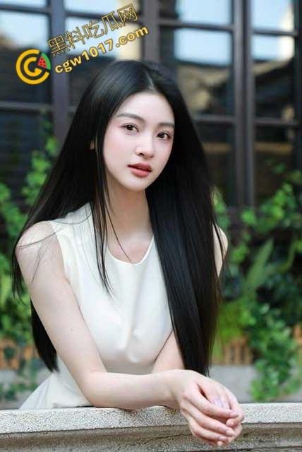 嫂子窗前偷香，春光乍泄！惊见偷拍刺激，水润桃源更诱人，转战房间后，窗外窥人更添情火！