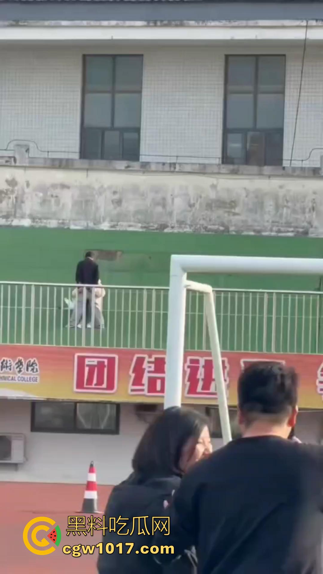 信阳职院操场上演活春宫！女友在操场观众席当众跪舔 脱衣揉胸，被数百手机围拍也熟视无睹！