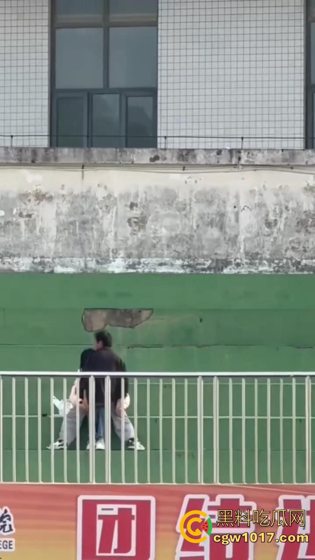 信阳职院操场上演活春宫！女友在操场观众席当众跪舔 脱衣揉胸，被数百手机围拍也熟视无睹！