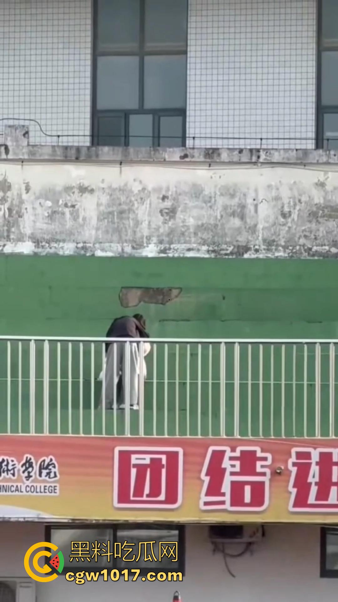 信阳职院操场上演活春宫！女友在操场观众席当众跪舔 脱衣揉胸，被数百手机围拍也熟视无睹！