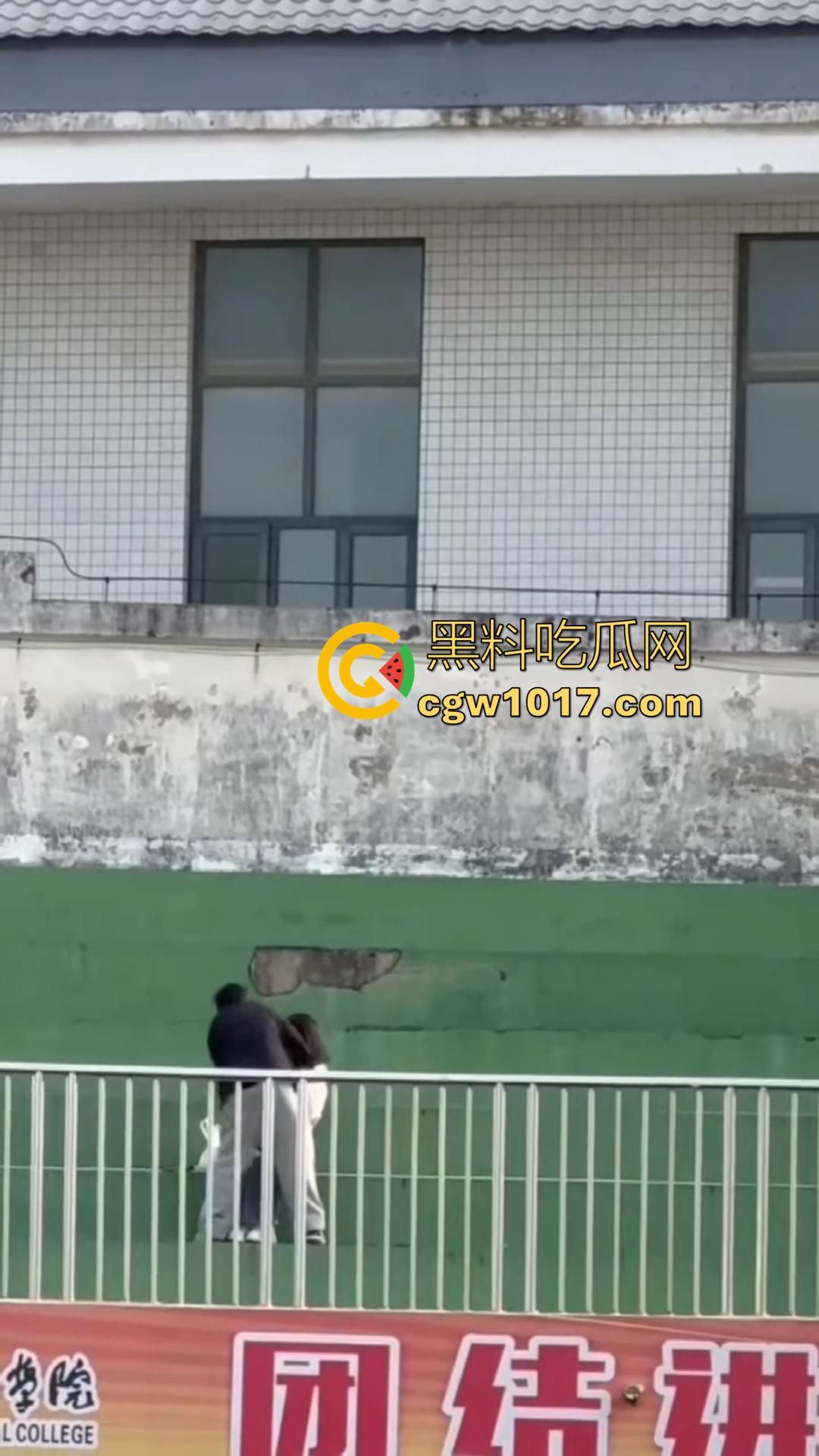 信阳职院操场上演活春宫！女友在操场观众席当众跪舔 脱衣揉胸，被数百手机围拍也熟视无睹！