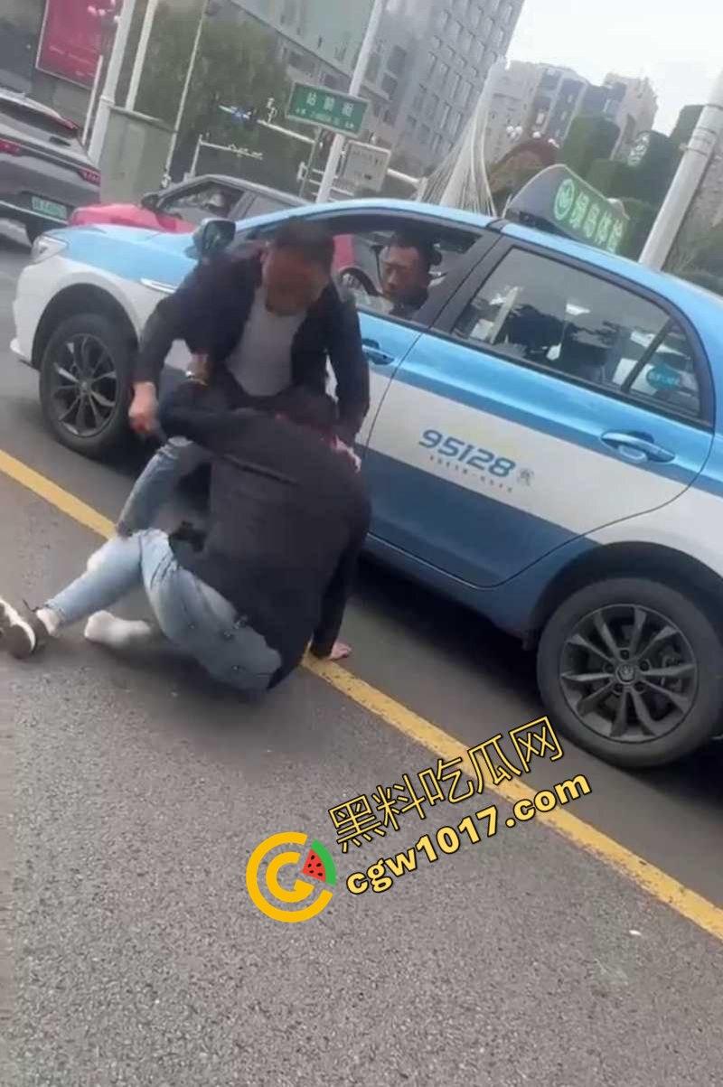 路怒症吵架秒变杀人现场!拔刀猛捅对面司机腹部,鲜血狂喷只能捂着肚子赶紧逃命!