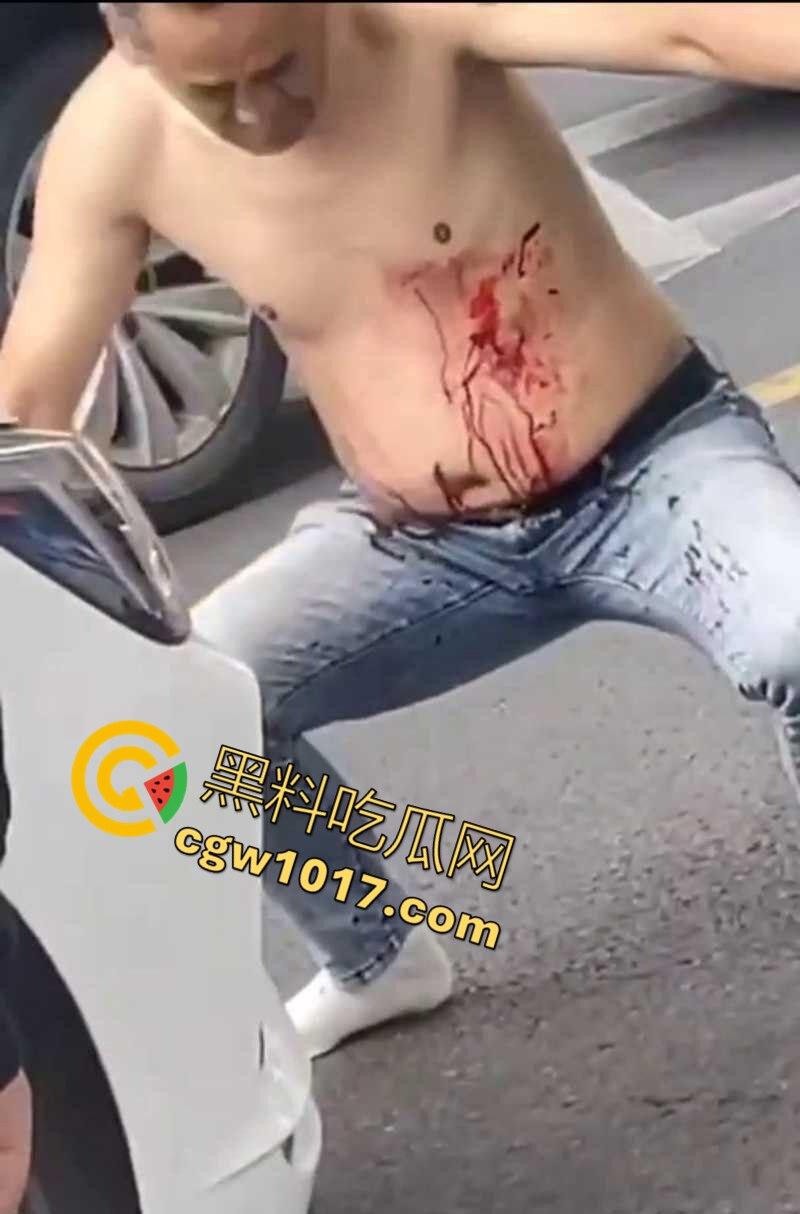 路怒症吵架秒变杀人现场!拔刀猛捅对面司机腹部,鲜血狂喷只能捂着肚子赶紧逃命!