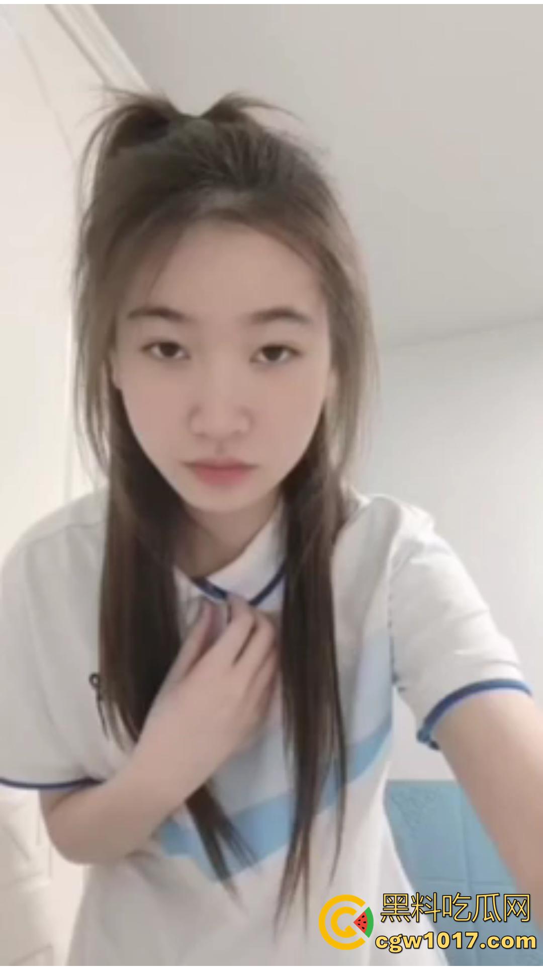 清纯高中小妹拍给网友的调教视频惨遭流出!光着身子像母狗一样爬圈,水晶棒插逼居然插到高潮喷水!