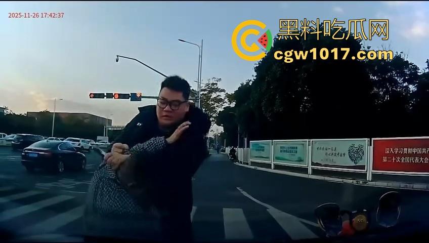 云南街头拳击赛火爆开打！1米8大哥被爆冷击败，旁边还带个穿绿马甲的裁判观赛，能动手就动手好吧！