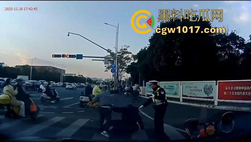 云南街头拳击赛火爆开打！1米8大哥被爆冷击败，旁边还带个穿绿马甲的裁判观赛，能动手就动手好吧！