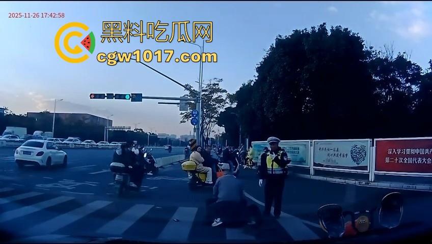 云南街头拳击赛火爆开打!1米8大哥被爆冷击败,旁边还带个穿绿马甲的裁判观赛,能动手就动手好吧!