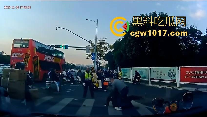 云南街头拳击赛火爆开打!1米8大哥被爆冷击败,旁边还带个穿绿马甲的裁判观赛,能动手就动手好吧!