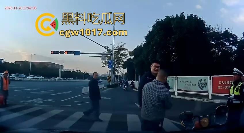 云南街头拳击赛火爆开打!1米8大哥被爆冷击败,旁边还带个穿绿马甲的裁判观赛,能动手就动手好吧!