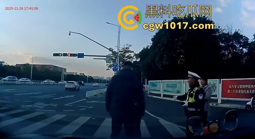 云南街头拳击赛火爆开打！1米8大哥被爆冷击败，旁边还带个穿绿马甲的裁判观赛，能动手就动手好吧！