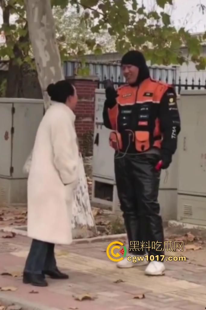 老八婆偷外卖被抓现行,语出惊人耍赖对着镜头吼“外卖小哥看上我了,相中我B贵不贵”,外卖小哥带着面罩都觉得羞耻!