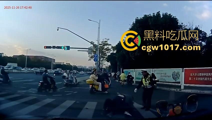 云南街头拳击赛火爆开打！1米8大哥被爆冷击败，旁边还带个穿绿马甲的裁判观赛，能动手就动手好吧！