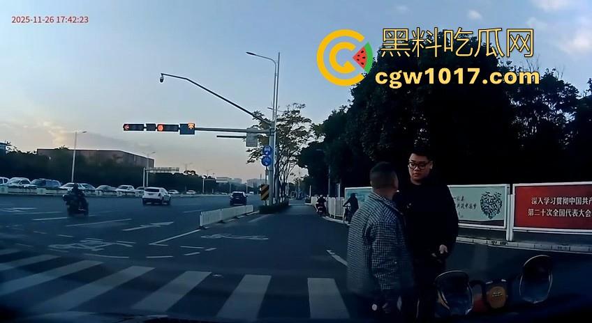 云南街头拳击赛火爆开打!1米8大哥被爆冷击败,旁边还带个穿绿马甲的裁判观赛,能动手就动手好吧!