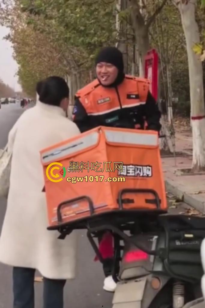 老八婆偷外卖被抓现行,语出惊人耍赖对着镜头吼“外卖小哥看上我了,相中我B贵不贵”,外卖小哥带着面罩都觉得羞耻!