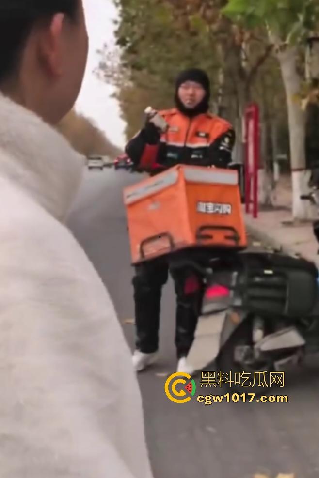 老八婆偷外卖被抓现行,语出惊人耍赖对着镜头吼“外卖小哥看上我了,相中我B贵不贵”,外卖小哥带着面罩都觉得羞耻!